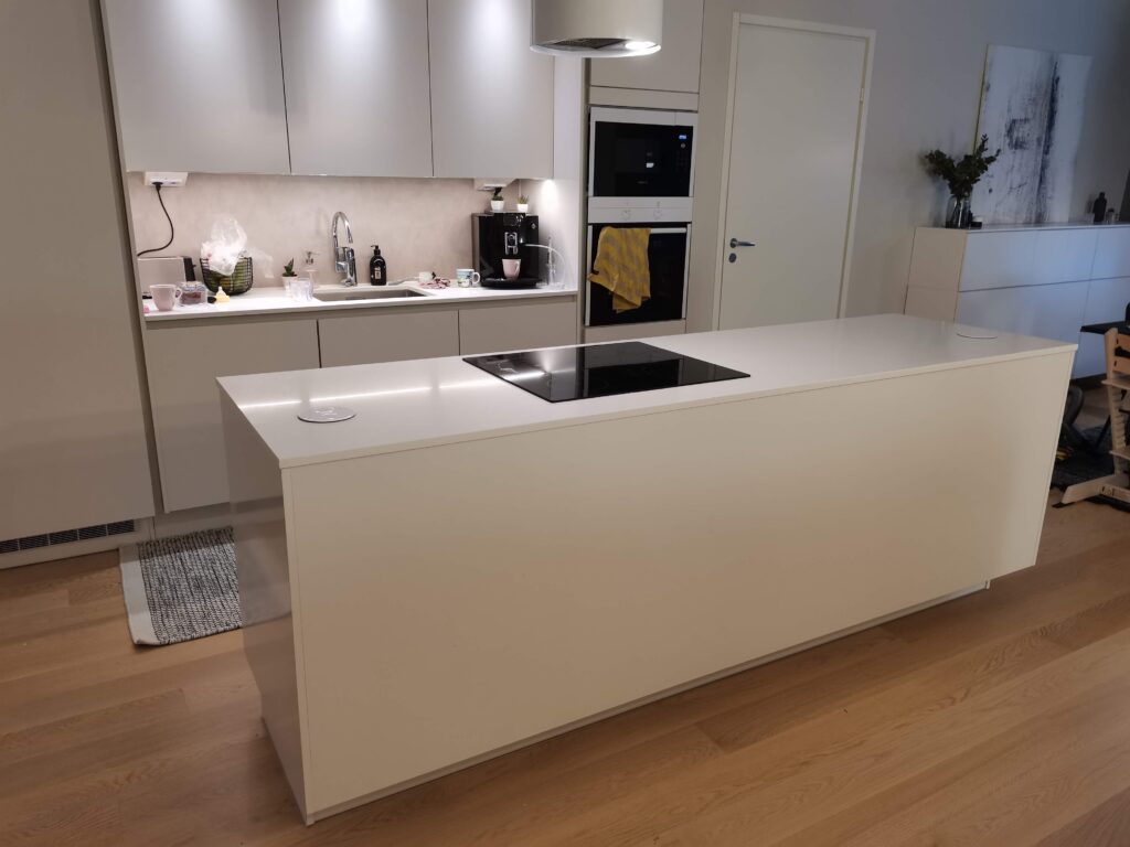 Keittiösaarekkeeseen rakennettiin näyttävä suojaseinä